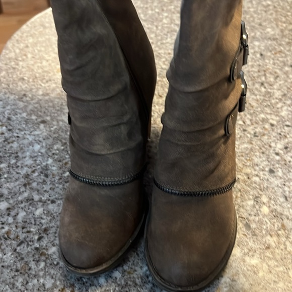 Not yet Rated- high heel boot is with zipper details. - Picture 2 of 11